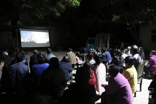 滇西乡村里的流动电影守夜人冰球突破游戏网站云迹青年｜(图11)