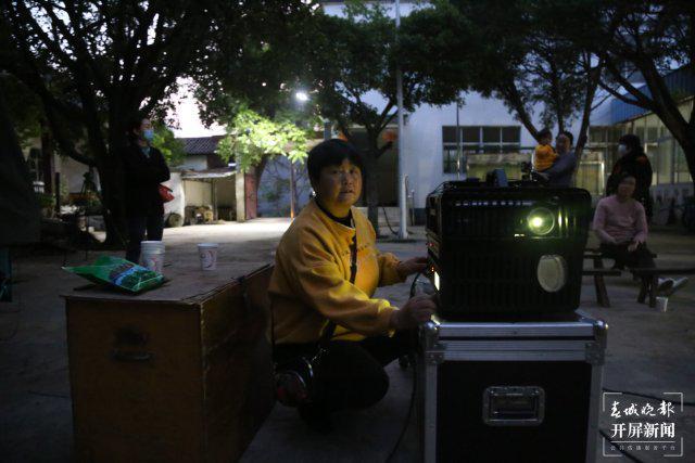 滇西乡村里的流动电影守夜人冰球突破游戏网站云迹青年｜(图10)