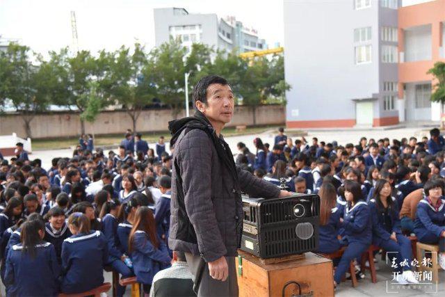 滇西乡村里的流动电影守夜人冰球突破游戏网站云迹青年｜(图6)