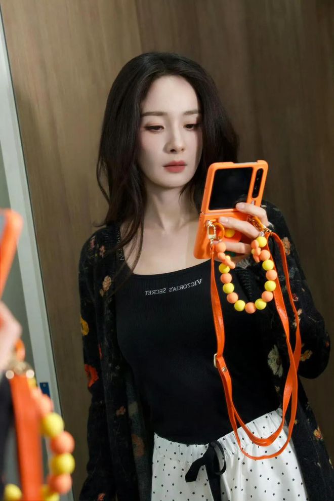 车1665cm的她很显高她的骨架很小！冰球突破正规网站杨幂背双肩包坐复兴号动(图2)