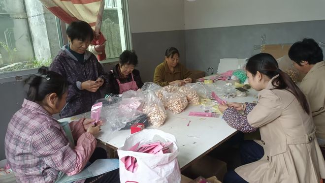 用具有限公司—以来料加工带动妇女家门口就业增收冰球突破网站【巾帼共创·巧手织富路】 凯升美容(图2) 用具有限公司—以来料加工带动妇女家门口就业增收冰球突破网站【巾帼共创·巧手织富路】 凯升美容(图2)