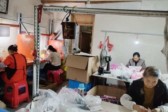 用具有限公司—以来料加工带动妇女家门口就业增收冰球突破网站【巾帼共创·巧手织富路】 凯升美容(图1) 用具有限公司—以来料加工带动妇女家门口就业增收冰球突破网站【巾帼共创·巧手织富路】 凯升美容(图1)